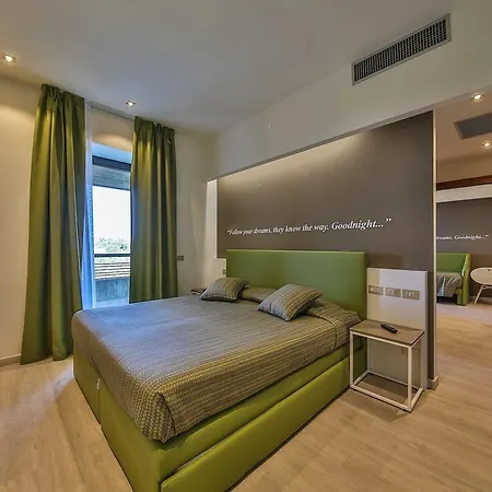 Ξενοδοχείο Ideal 4*