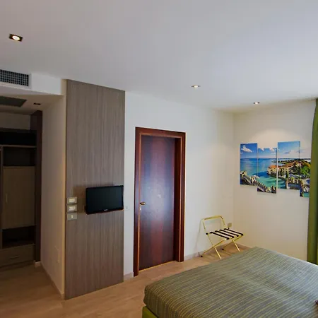 Ξενοδοχείο Ideal 4*